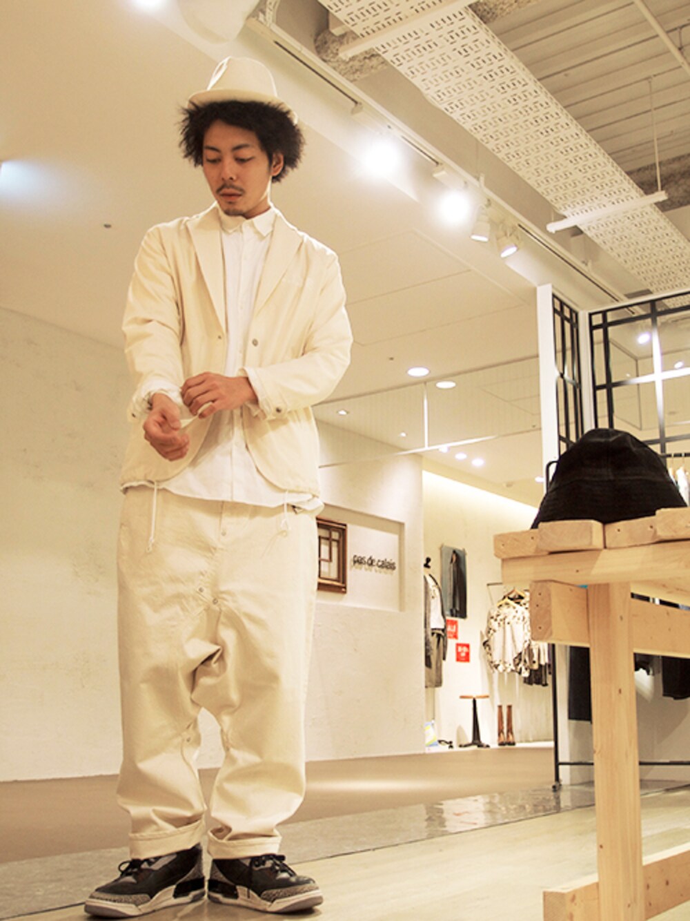 「セットアップ、ハット、サルエルパンツ、NEW ERA、ganryu、Tremolo、ベージュコーデ、digawel」｜「GANRYUのGANRYU 【ガンリュウ】 綿ブロードジャケット（テーラードジャケット、ベージュ系）」を使った、YUSUKE_WAKAMORIさん（メンズ・178cm）の冬コーディネートの1枚目の写真