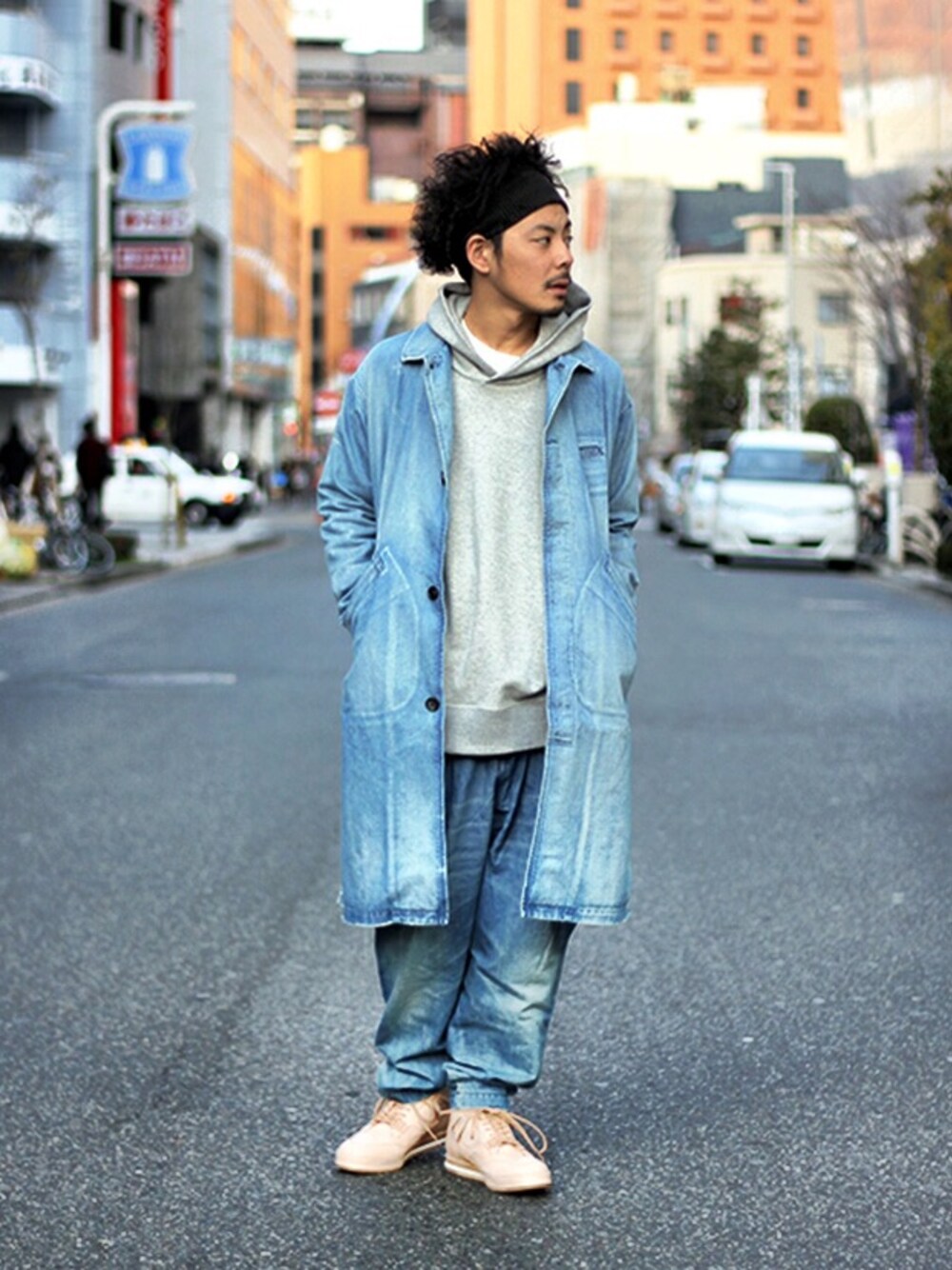「Tremolo、dulcamara、Hender Scheme、デニム、ヘアバンド、ビッグシルエット、革靴」｜「Dulcamaraの2015春夏商品 ダメージデニムステンカラーコート（ステンカラーコート、ブルー系）」を使った、YUSUKE_WAKAMORIさん（メンズ・178cm）の冬コーディネートの1枚目の写真