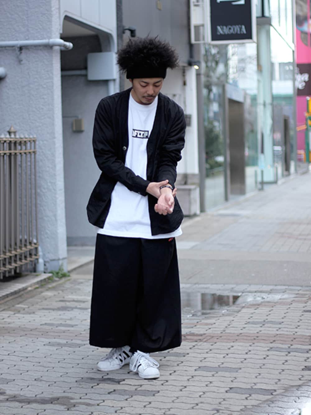 「カーディガン、adidas、モノトーン、ganryu、iCON.、タイパンツ」｜「GANRYUのシャツ（シャツ/ブラウス、ブラック系）」を使った、YUSUKE_WAKAMORIさん（メンズ・178cm）の春コーディネートの1枚目の写真
