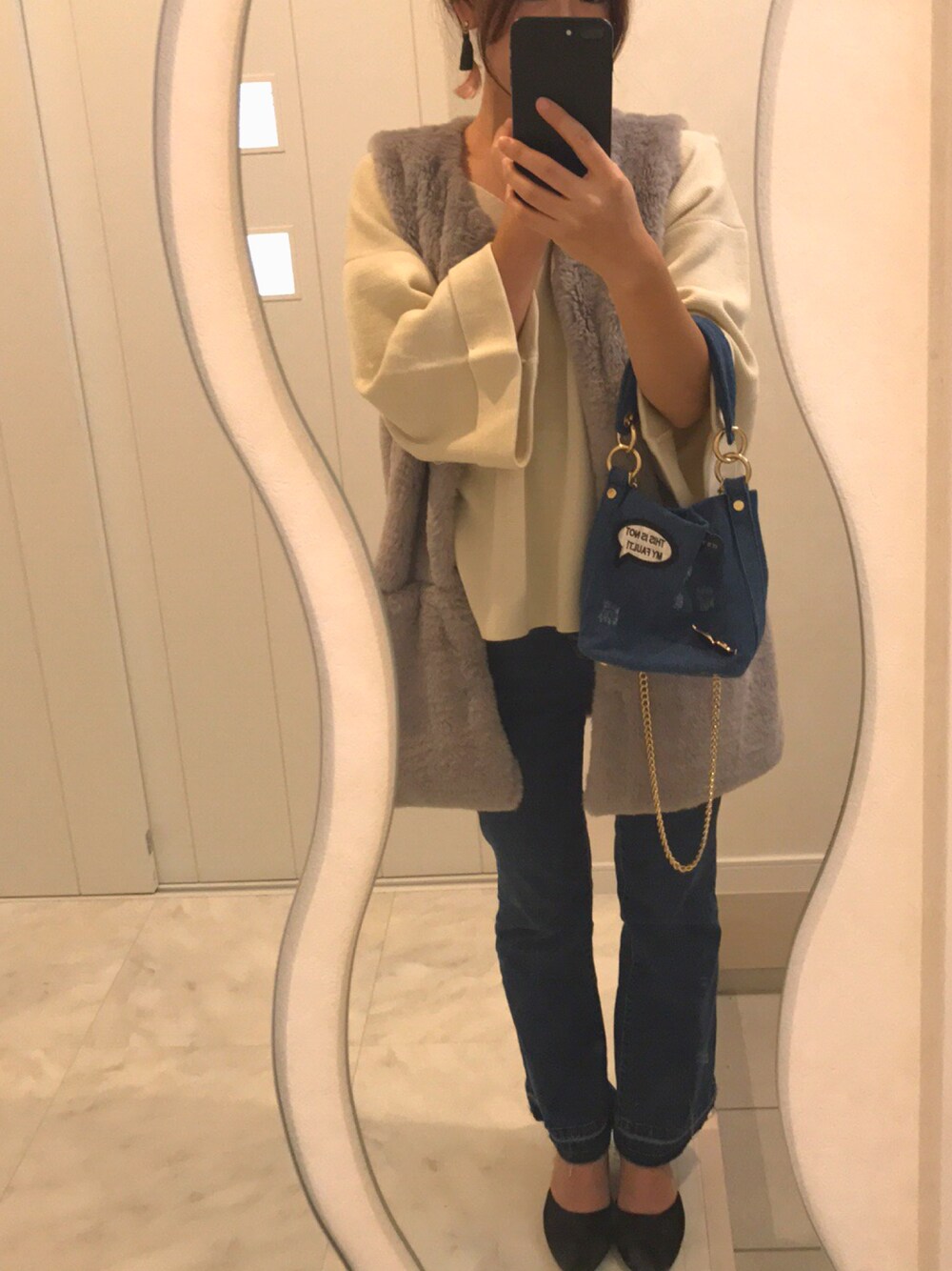 「ファーベスト、タッセル、ピアス、ザラデニム、ZARA、休日スタイル、dholic、ファー、HARE」｜「ZARAのアイテム（デニムパンツ、ブルー系）」を使った、 T7ekoさん（レディース・156cm）の秋コーディネートの1枚目の写真