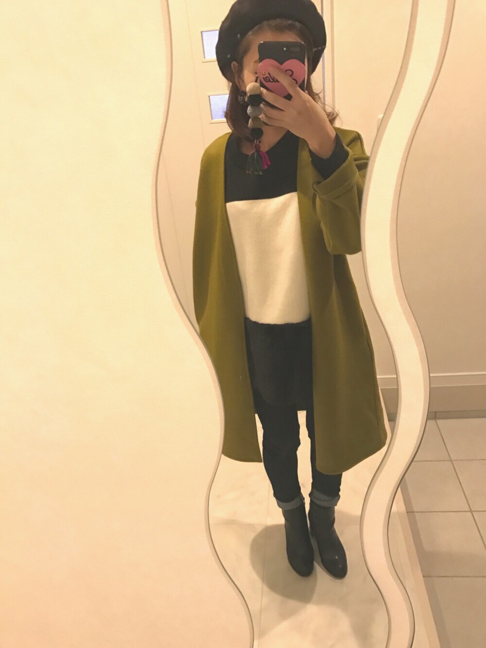 「ファー小物、エモダ(EMODA)、ZARA、ベレー帽」｜「EMODAのアイテム（トップス、ブラック系）」を使った、 T7ekoさん（レディース・156cm）の冬コーディネートの1枚目の写真