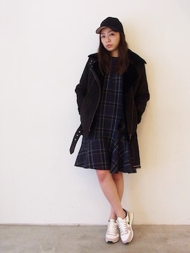「チェックワンピース」｜「アイテム（ライダースジャケット）」を使った、冨樫久美さん（レディース・157cm）の秋コーディネート