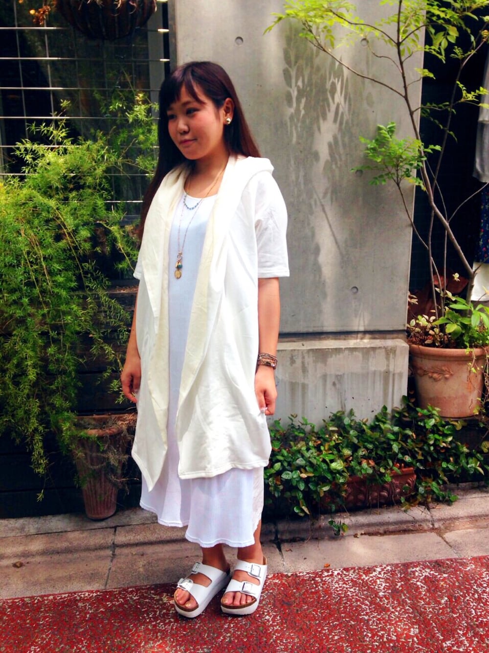 ホワイト系のパーカー、ホワイト系のワンピースを着用したレディースの春コーディネートの1枚目の写真