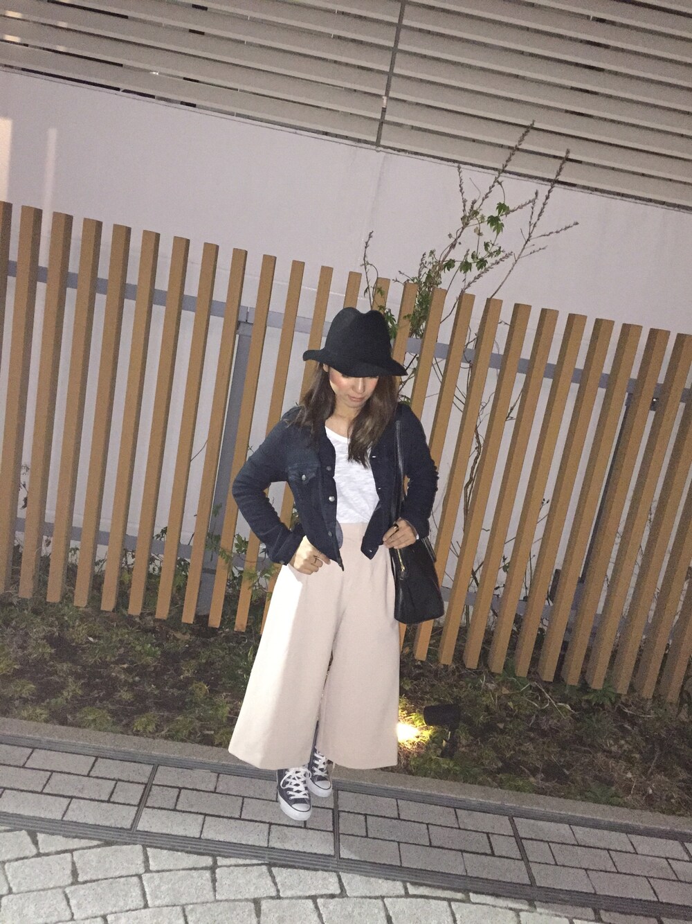 「ガウチョパンツ、ハット、ENVYM、JEANASiS、デニムジャケット、WEGO、コンバース、フリンジバッグ」｜「JEANASISのワイドクロップドパンツ/549714（その他パンツ、ピンク系）」を使った、Mei ᗦ↞◃  さん（レディース・159cm）の秋コーディネートの1枚目の写真