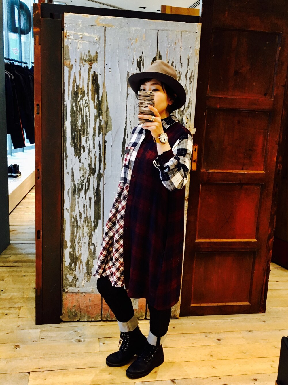 「DIESELの00SSAS0QAMV（ワンピース、レッド系）」を使った、Nishimuraさん（レディース・162cm）の秋コーディネートの1枚目の写真