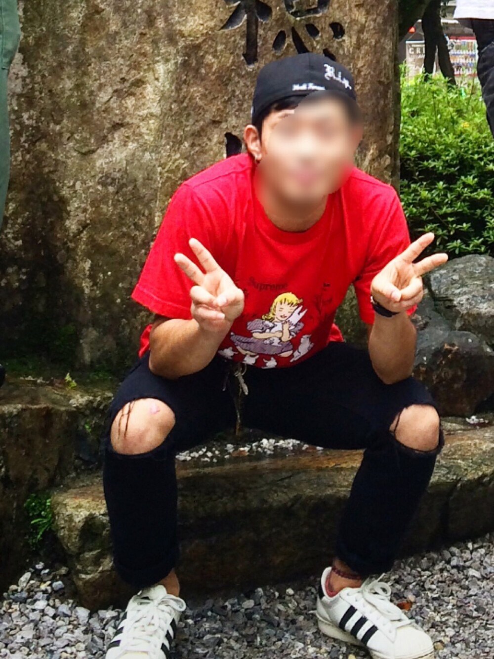 レッド系のTシャツ/カットソー、ブラック系のカーゴパンツ、ホワイト系のスニーカーを着用したメンズの秋コーディネートの1枚目の写真