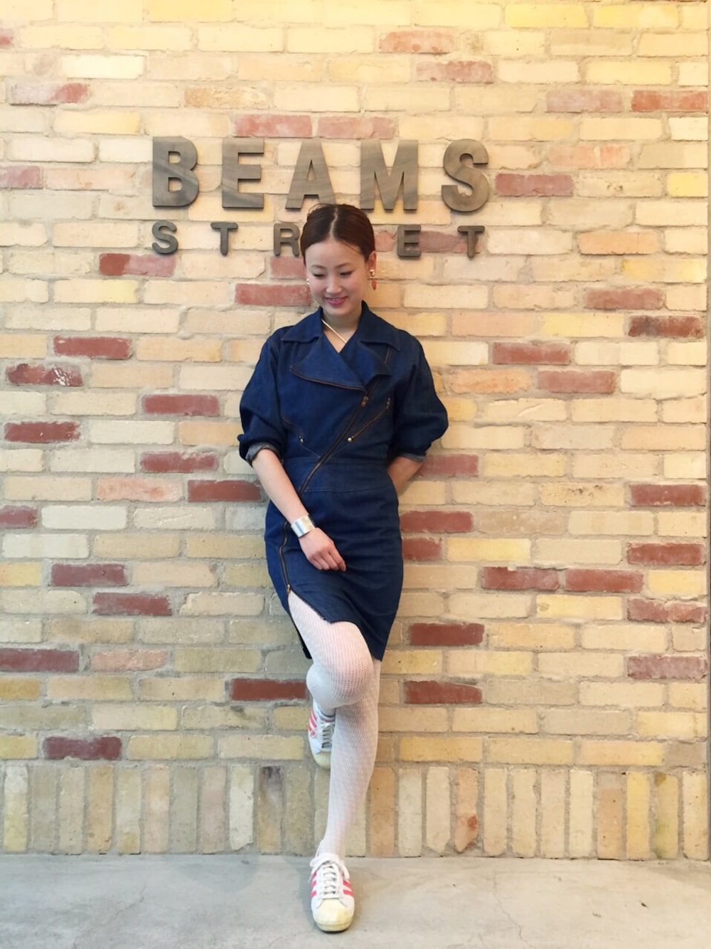 ホワイト系のスニーカー、その他のネックレスを着用したレディースの春コーディネートの1枚目の写真