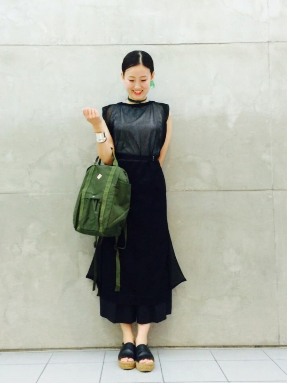 「シンプル、summer、オトナカジュアル、ブラック、Danton、Ray BEAMS、TOGA、チョーカー、サンダル、緑」｜「MILLERのMILLER / ノースリーブ トップス（タンクトップ、グレー系）」を使った、たてやんさん（レディース・168cm）の夏コーディネートの1枚目の写真