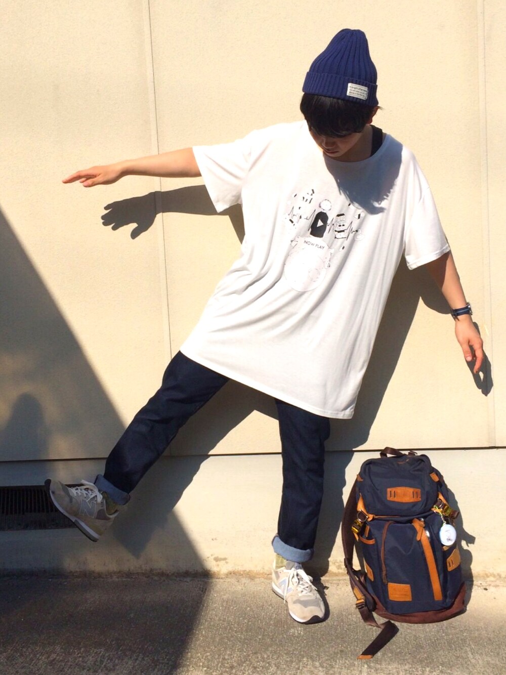 「夏、デニムパンツ、オトナカジュアル、スニーカー、ラフ、ゆるコーデ、はるコーデ、春コーデ、Eveくん、ロングTシャツ」｜「CA4LAのアイテム（ニットキャップ/ビーニー、ブルー系）」を使った、はらぺこ たける。さん（メンズ・168cm）の春コーディネートの1枚目の写真