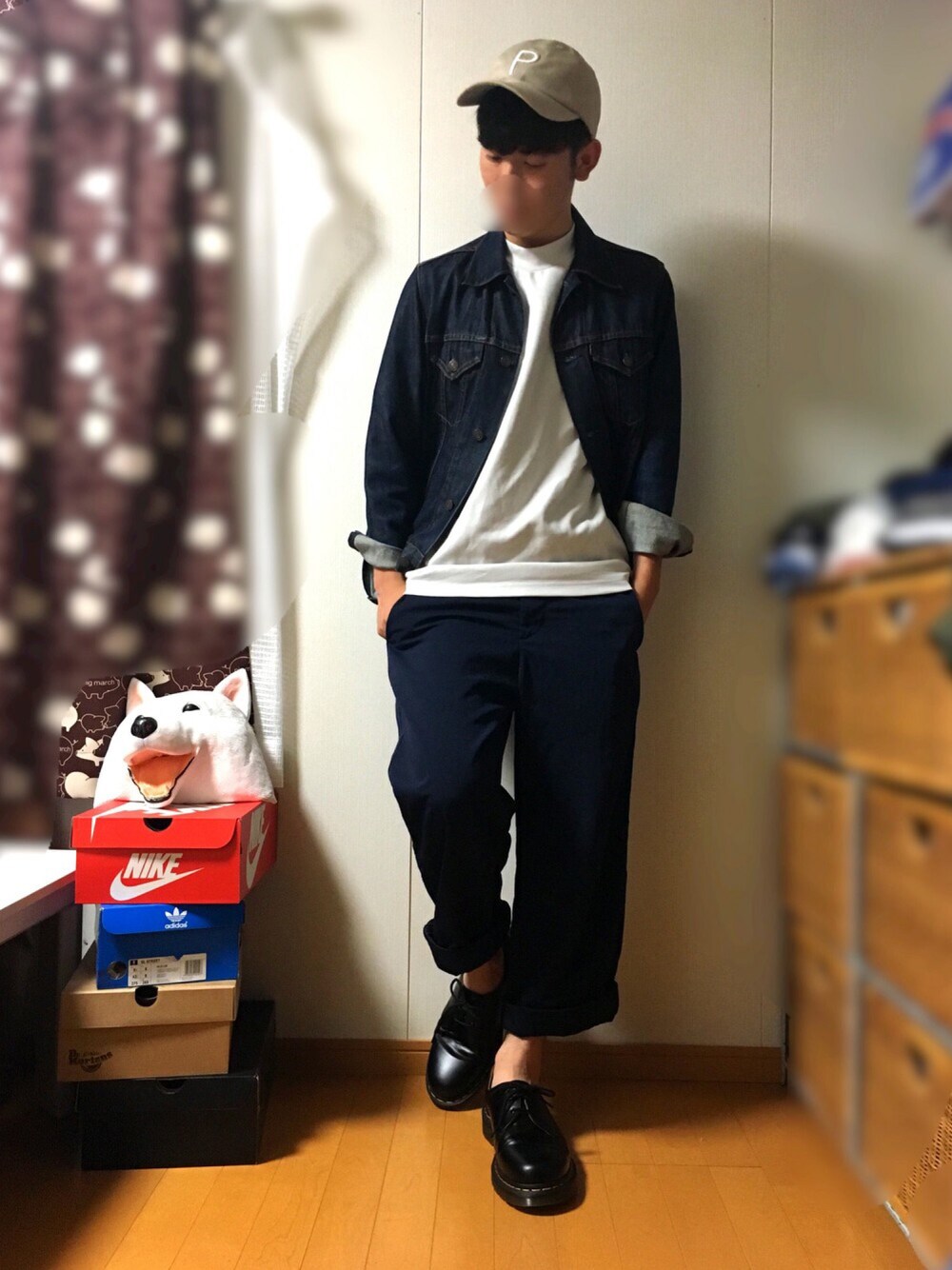 ブラック系のドレスシューズ、ブラック系のその他パンツ、ホワイト系のTシャツ/カットソーを着用したメンズの秋コーディネートの1枚目の写真