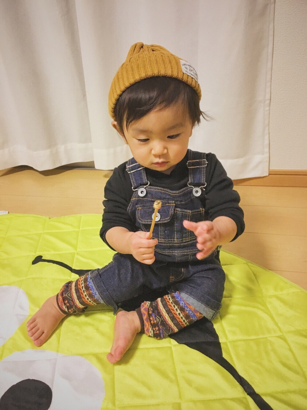 「カジュアル、男の子、1歳、キッズコーデ、オーバーオール、ニット帽、デニム」｜「しまむらのアイテム（ニットキャップ/ビーニー、イエロー系）」を使った、shota*さん（キッズ・70cm）の秋コーディネートの1枚目の写真