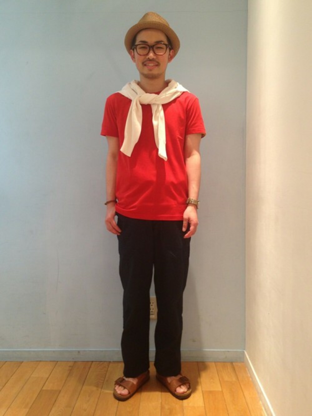 レッド系のTシャツ/カットソー、ホワイト系のカーディガン/ボレロ、ブルー系のカーゴパンツを着用したメンズの春コーディネートの1枚目の写真