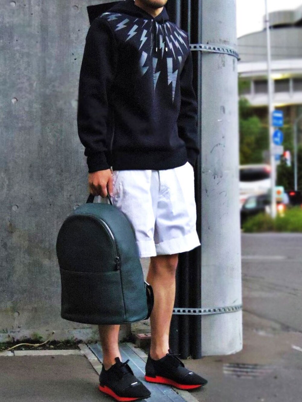 ブルー系のパーカー、ホワイト系のその他パンツ、ブルー系のスニーカーを着用したメンズの夏コーディネートの1枚目の写真