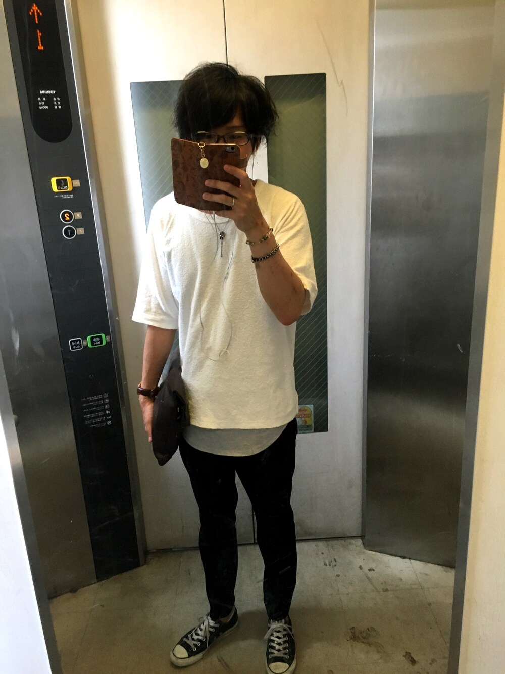 ホワイト系のTシャツ/カットソー、グレー系のタンクトップ、ブラック系のスニーカーを着用したメンズの夏コーディネートの1枚目の写真