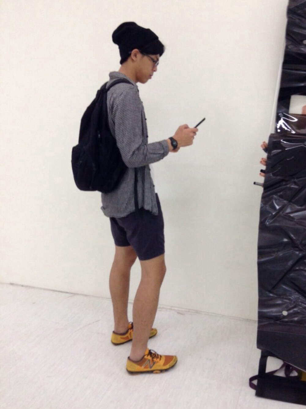 「art museum」｜「NEW BALANCEのアイテム（スニーカー、イエロー系）」を使った、よぅしいずさん（メンズ・180cm）の秋コーディネートの1枚目の写真