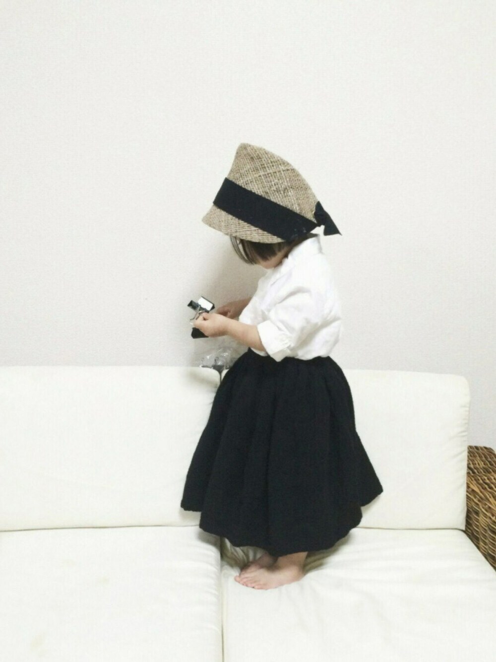 「白シャツ、マキシスカート、モノトーン、シンプル、ハーフリネン、ドラフトGAP」｜「韓国子供服のアイテム（スカート、ブラック系）」を使った、Omoさん（キッズ・80cm）の夏コーディネートの1枚目の写真