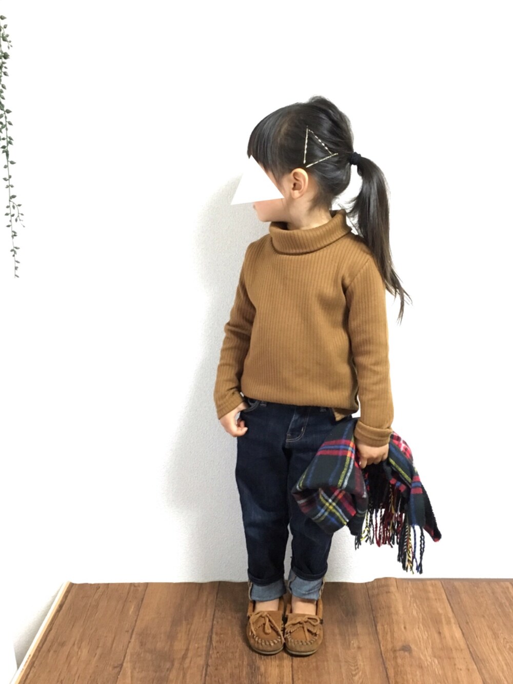 イエロー系のTシャツ/カットソー、ブルー系のデニムパンツ、ブラウン系のシューズを着用したキッズの冬コーディネートの1枚目の写真