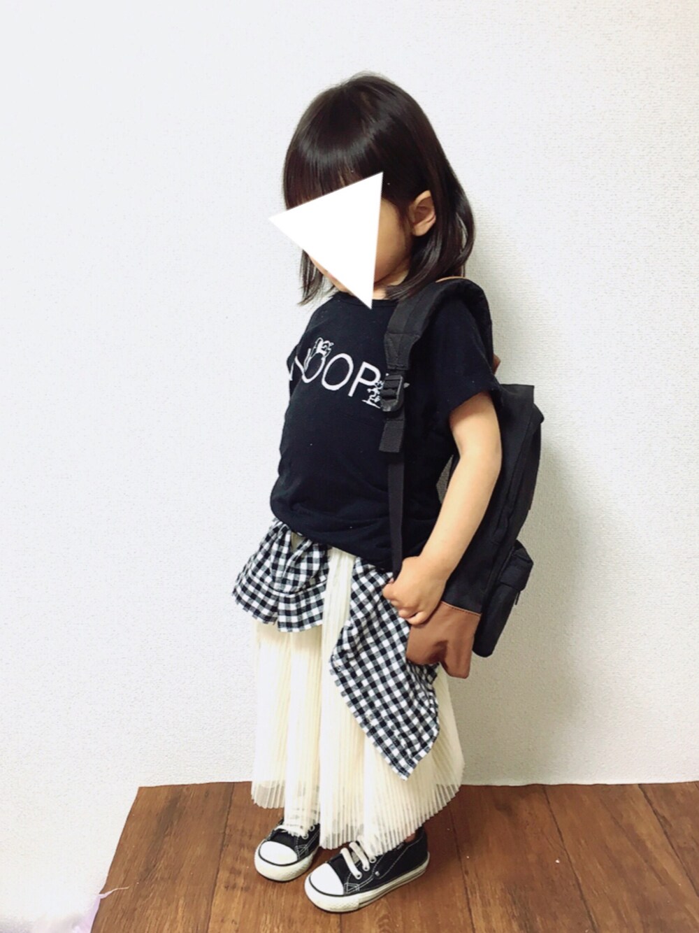 ブラック系のTシャツ/カットソー、ブラック系のシャツ/ブラウス、ブラック系のスニーカーを着用したキッズの秋コーディネートの1枚目の写真