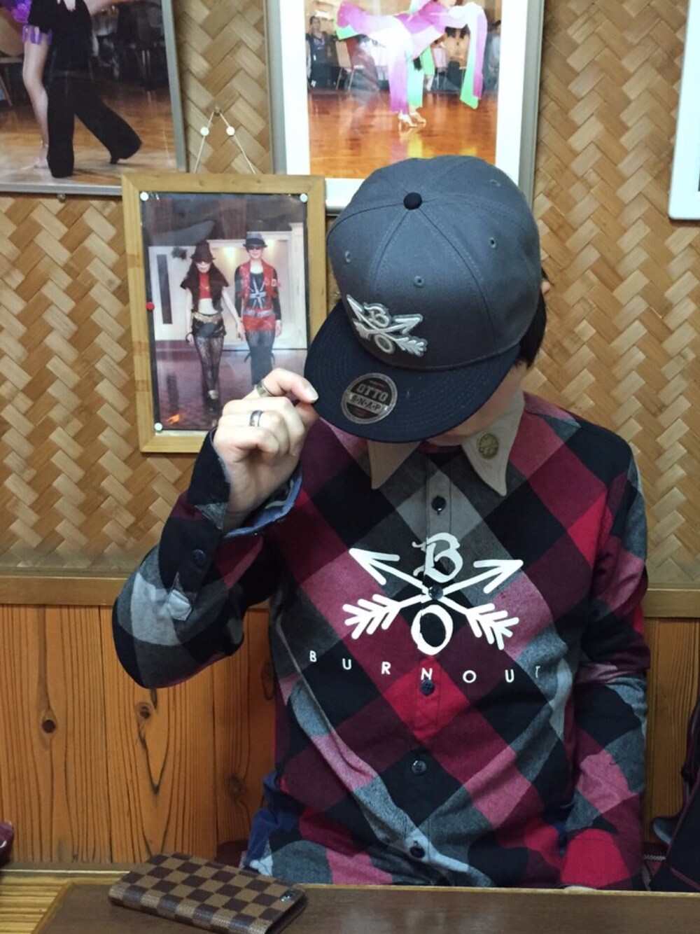 「UVERworld、TAKUYA∞、Burnout、バーンアウト、赤チェック、キャップ、僕の言葉ではない これは僕達の言葉」｜「BURNOUTのアイテム（シャツ/ブラウス、レッド系）」を使った、みーーーーーーくんさん（メンズ・175cm）の秋コーディネートの1枚目の写真