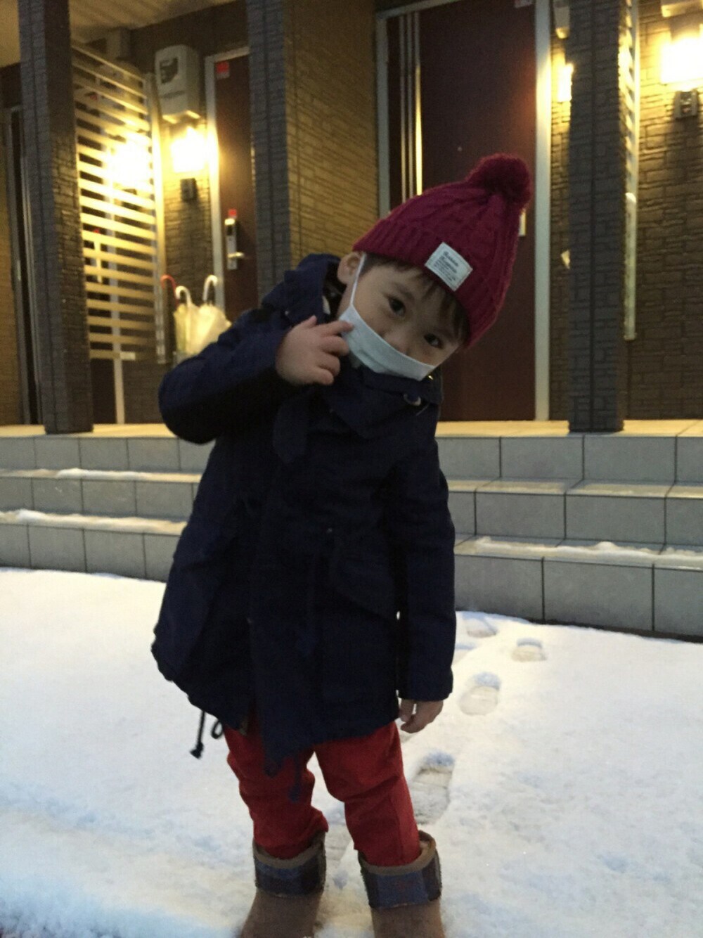 「初雪、冬コーデ、男の子、3歳、コート、モッズコート、ニット帽」｜「COMECHATTO&CLOSETのヴィンテージウォッシュサテンパーカー（モッズコート、ブルー系）」を使った、sou...iさん（キッズ・90cm）の冬コーディネートの1枚目の写真