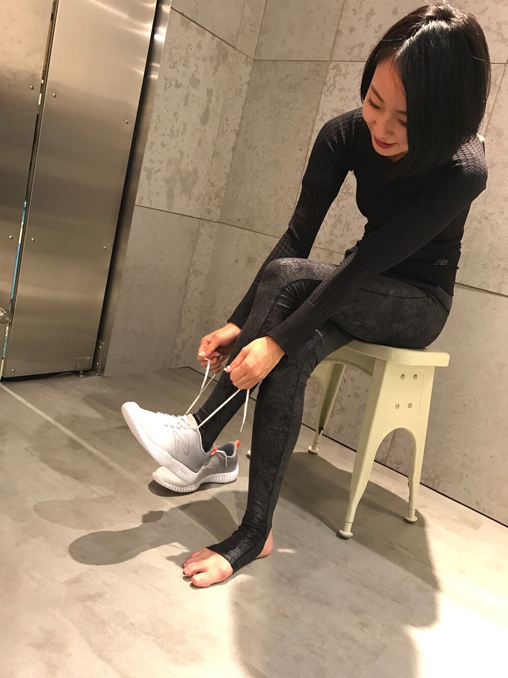 ブラック系のTシャツ/カットソー、ブラック系のその他パンツ、ホワイト系のスニーカーを着用したレディースの秋コーディネートの1枚目の写真