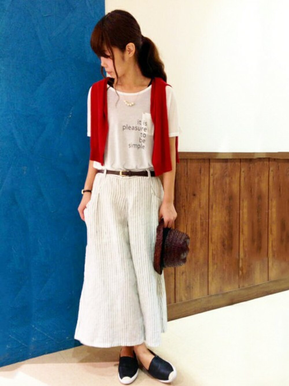 ホワイト系のTシャツ/カットソー、ホワイト系のその他パンツ、その他のカーディガン/ボレロを着用したレディースの夏コーディネートの1枚目の写真