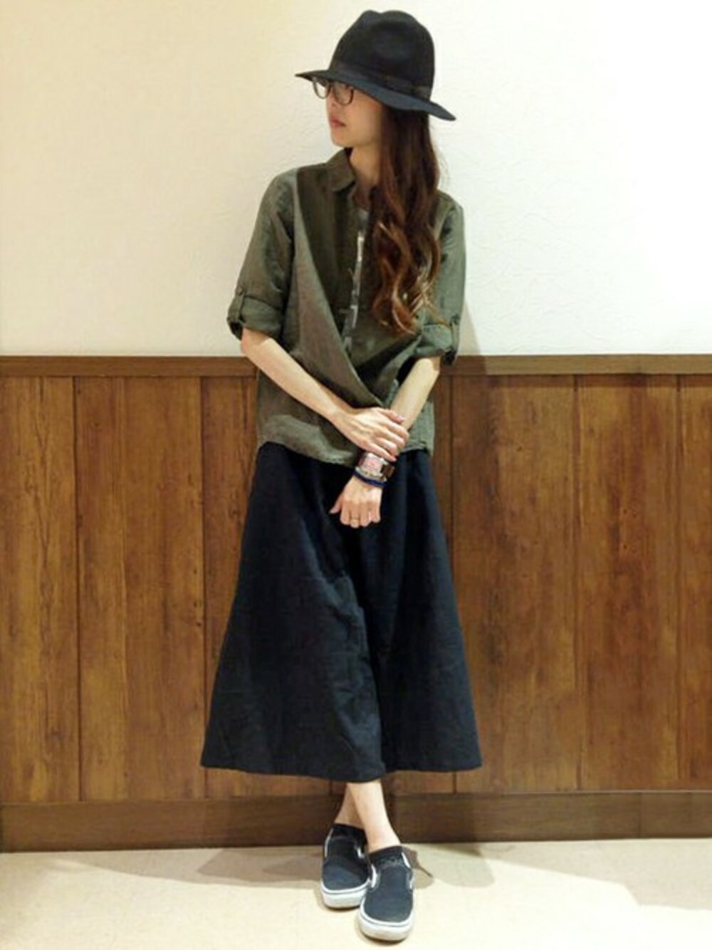 グリーン系のシャツ/ブラウス、ブラック系のその他パンツ、ブラック系のハットを着用したレディースの夏コーディネートの1枚目の写真