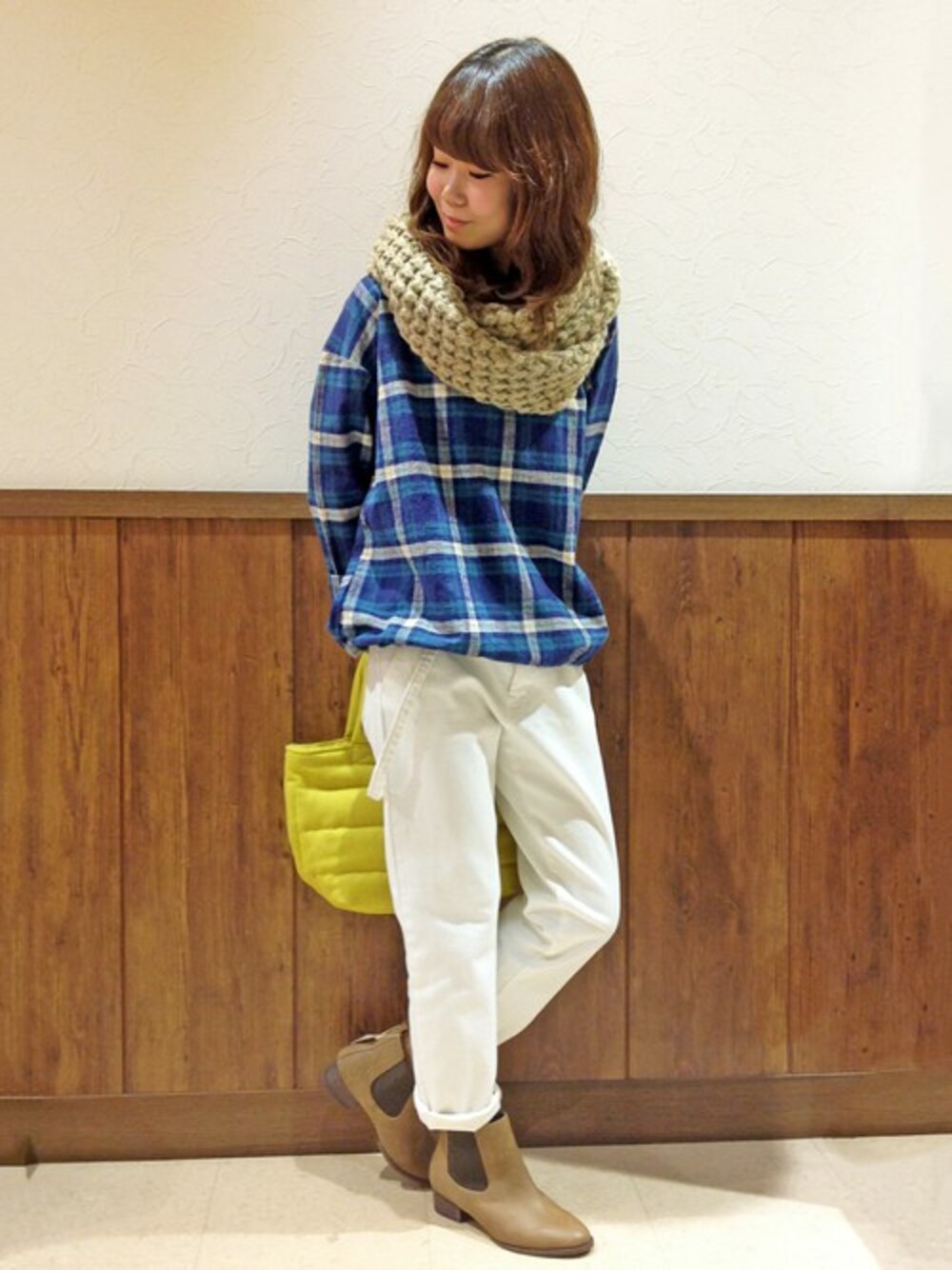 ブルー系のシャツ/ブラウス、グレー系のその他パンツ、その他のトートバッグを着用したレディースの冬コーディネートの1枚目の写真