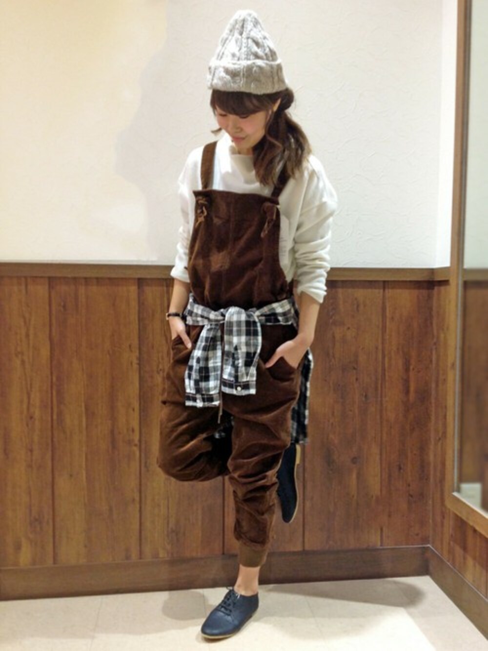 ブラウン系のその他パンツ、ホワイト系のTシャツ/カットソー、ブラック系のシャツ/ブラウスを着用したレディースの冬コーディネートの1枚目の写真