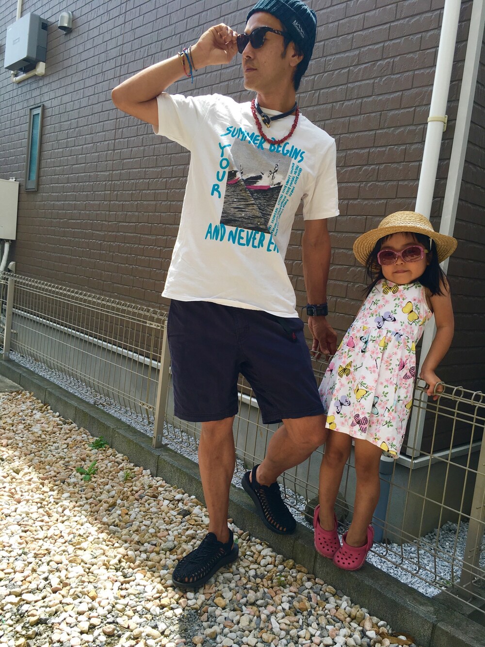 「休日スタイル、大人カジュアル、シンプル、夏コーデ、子供と一緒、白Tシャツ、ショートパンツ、サンダル、サングラス、ニット帽」｜「KEENのKEEN / キーン UNEEK（サンダル、ブラック系）」を使った、NONさん（メンズ・168cm）の夏コーディネートの1枚目の写真