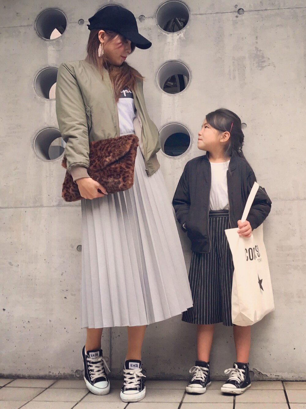 「親子リンクコーデ、リンクコーデ、ママコーデ、休日スタイル、MA-1、プリーツスカート、converse、ファークラッチ、ロゴT、レオパード」｜「UNIQLOのハイウエストミディプリーツスカート（スカート、グレー系）」を使った、Sayaka͛♡꒰･･ﾐ ͛꒱さん（レディース・156cm）の秋コーディネートの1枚目の写真