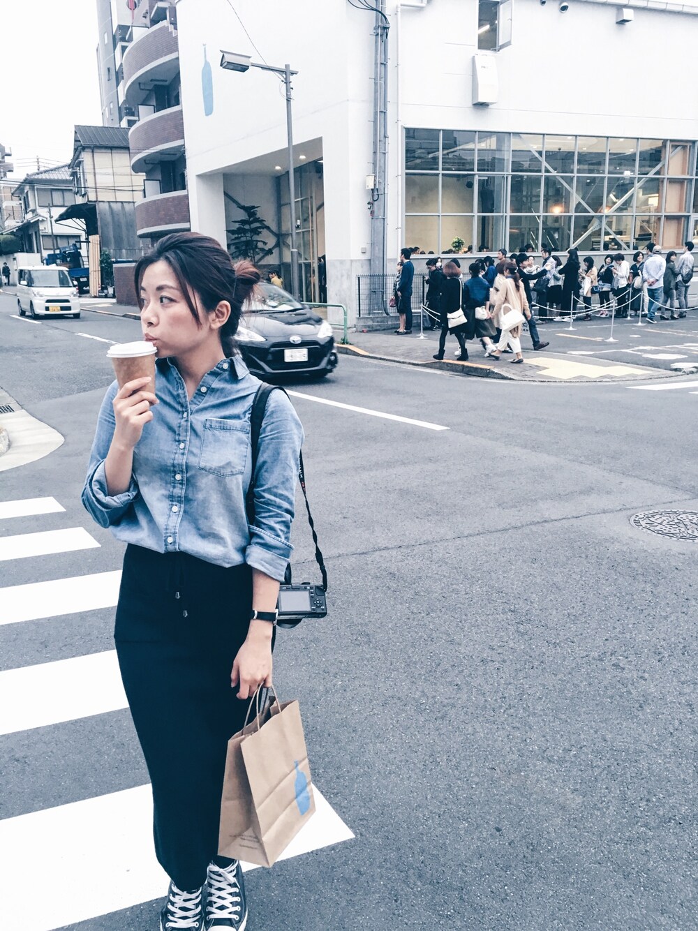 「シンプル、ブルー、コーヒー大好き、ブルーボトルコーヒー」｜「AZUL by moussyのアイテム（Tシャツ/カットソー、ブルー系）」を使った、張凡凡さん（レディース・155cm）の春コーディネートの1枚目の写真