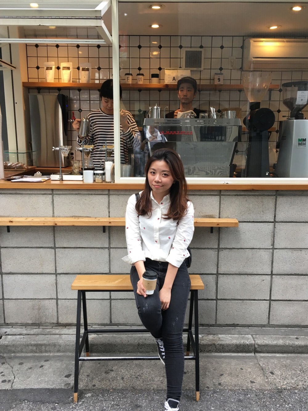 「黒、aboutlifecoffee、cherrykoko、渋谷、東京、旅行、旅行スタイル、台湾人、シンプルコーデ、シンプル」｜「CHERRYKOKOのアイテム（Tシャツ/カットソー、ホワイト系）」を使った、張凡凡さん（レディース・155cm）の春コーディネートの1枚目の写真