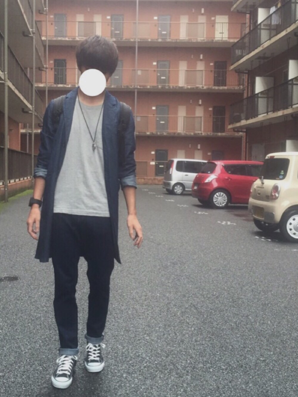 ブルー系のチェスターコート、グレー系のTシャツ/カットソー、ブラック系のスニーカーを着用したメンズの秋コーディネートの1枚目の写真