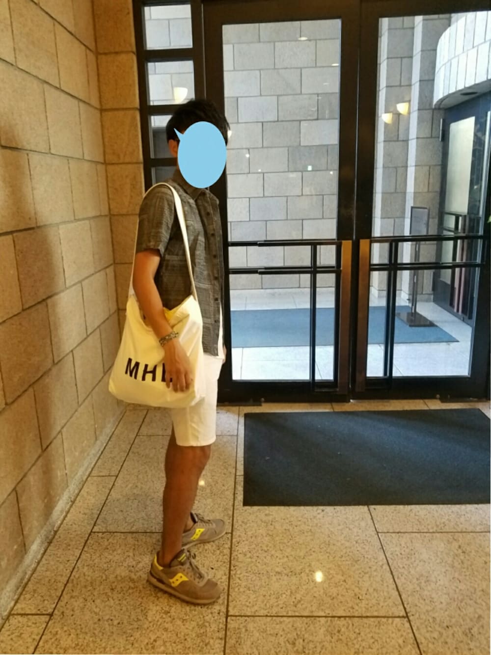 「夏コーデ、シンプルコーデ、白パンツ、saucony、MHL.、canvas tote bag」｜「SENSE OF PLACE by URBAN RESEARCHのB バンダナ柄シャンブレーシャツ 半袖（シャツ/ブラウス、ブラック系）」を使った、satoさん（メンズ・170cm）の夏コーディネートの1枚目の写真