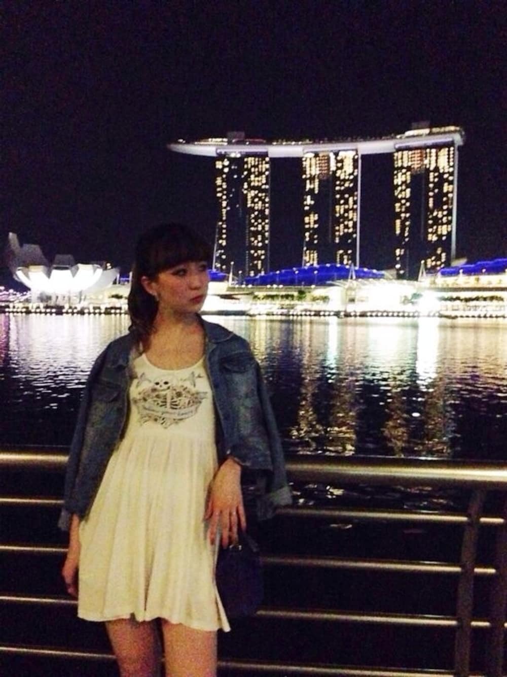 ブルー系のデニムジャケット、ホワイト系のワンピースを着用したレディースの春コーディネートの1枚目の写真