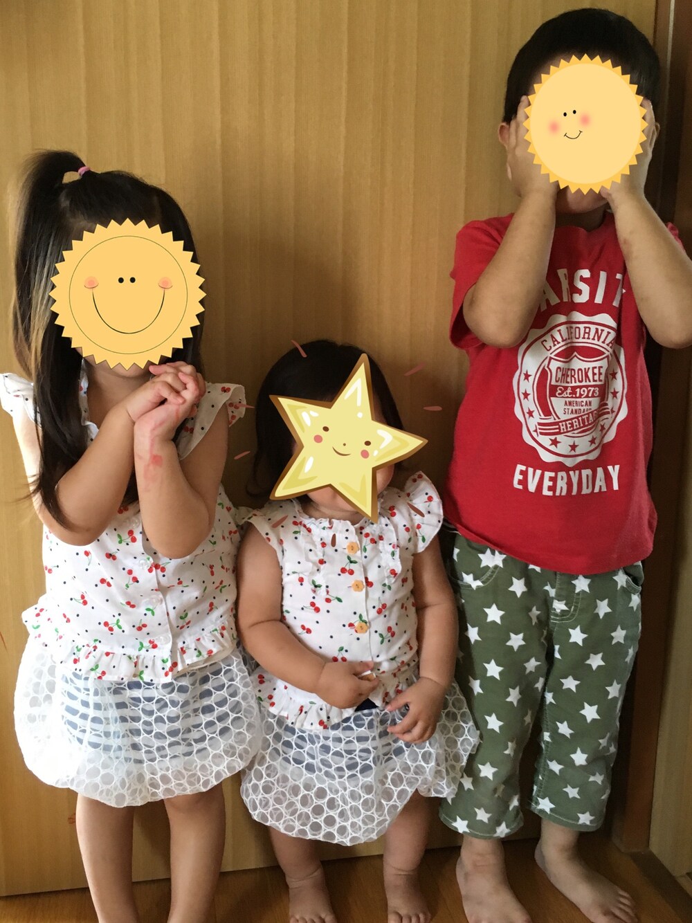 ホワイト系のシャツ/ブラウス、ブルー系のスカート、レッド系のTシャツ/カットソーを着用したキッズの夏コーディネートの1枚目の写真