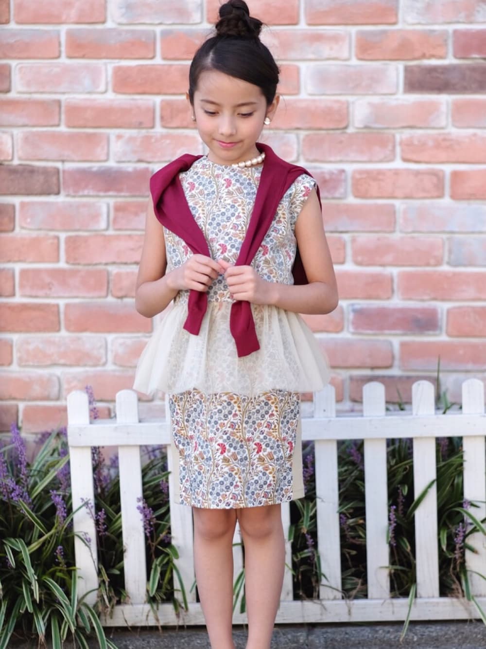 「kids、kidsfashion、ボルドー、カーディガン、花柄、チュール、ペプラムワンピース」｜「WA mignonのアイテム（カーディガン/ボレロ、その他）」を使った、WA mignonさん（キッズ・120cm）の冬コーディネートの1枚目の写真