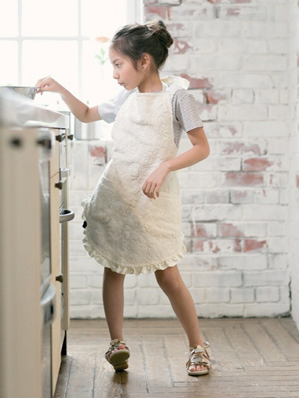 「キッズコーデ、kids、kidsfashion、エプロン、エプロンワンピース、イマバリ」｜「WAmignonのアイテム（エプロン、ホワイト系）」を使った、WA mignonさん（キッズ・120cm）の冬コーディネートの1枚目の写真