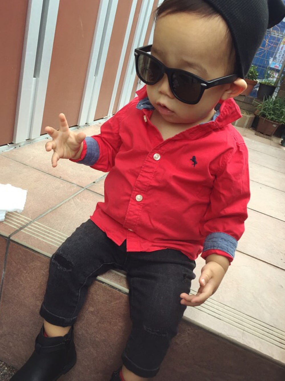 レッド系のシャツ/ブラウスを着用したキッズの秋コーディネートの1枚目の写真