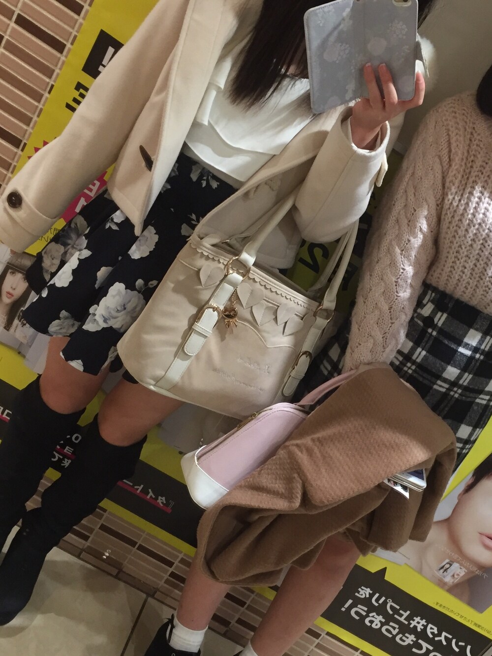 「LIZ LISAのアロットオブハートトートバック（トートバッグ、ホワイト系）」を使った、あんみすさん（レディース・150cm）の冬コーディネートの1枚目の写真