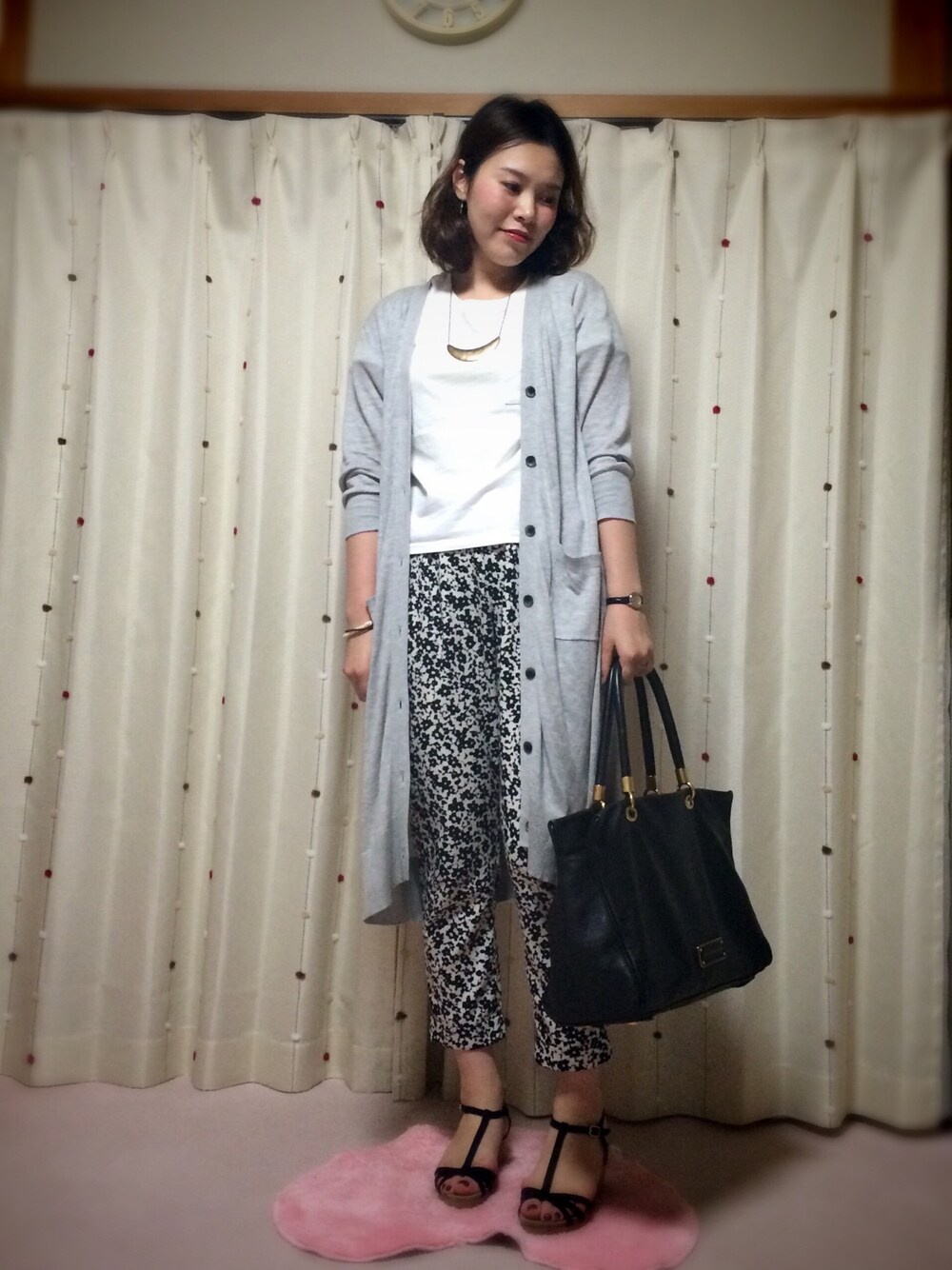 ホワイト系のTシャツ/カットソー、グレー系のカーディガン/ボレロ、ブラック系のその他パンツを着用したレディースの夏コーディネートの1枚目の写真
