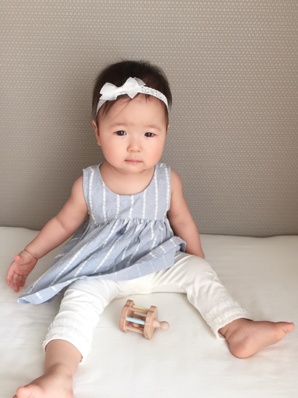 ブルー系のチュニック、ホワイト系のレギンス/スパッツを着用したキッズの夏コーディネートの1枚目の写真