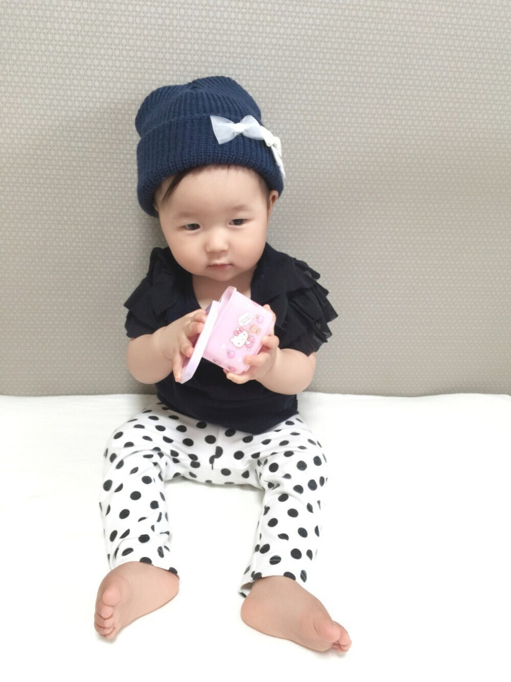 ブルー系のTシャツ/カットソー、ホワイト系のその他ベビー用品、ブルー系のニットキャップ/ビーニーを着用したキッズの秋コーディネートの1枚目の写真