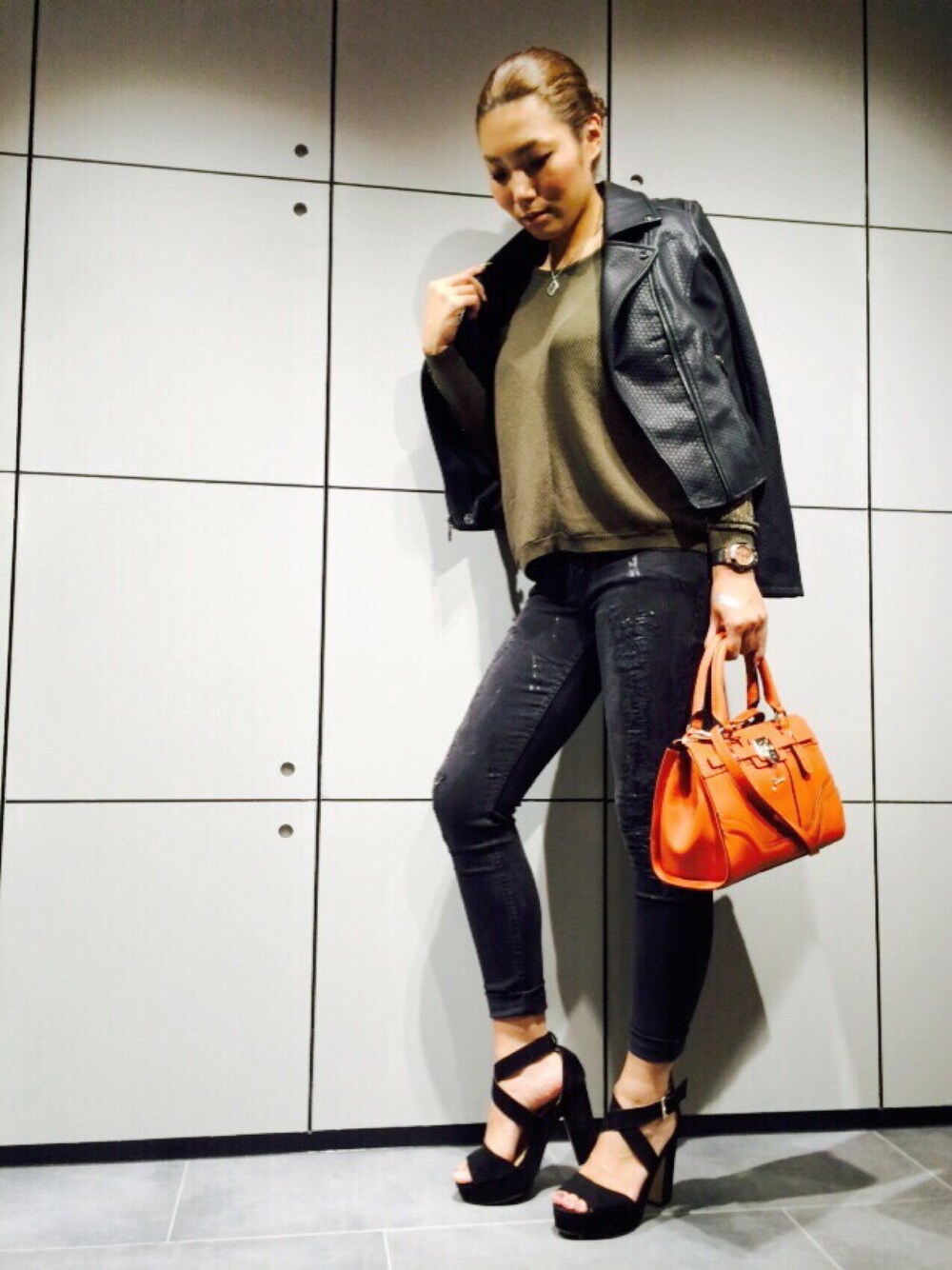 「guess、なんばパークス、難波」｜「Guessのアイテム（ライダースジャケット、ブラック系）」を使った、GUESS?なんばパークス店さん（レディース・175cm）の秋コーディネートの1枚目の写真