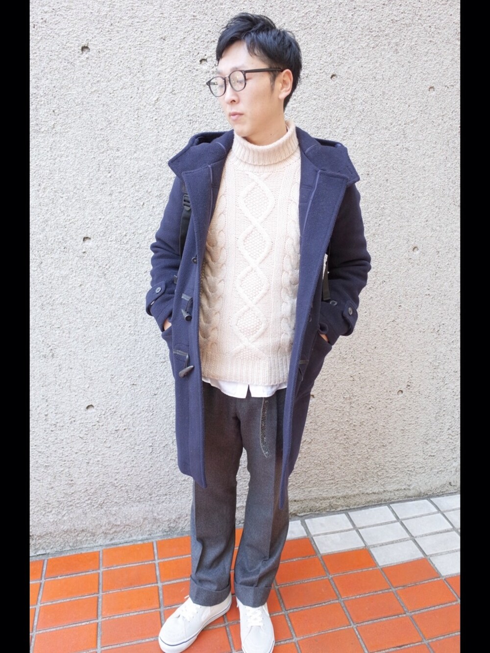 「プルオーバーシャツ、シャツ×ニット、ダッフルコート、タートルネック、ワイドパンツ、MACKINTOSH、マッキントッシュ、ローゲージニット、VANS」｜「Mackintoshのアイテム（ダッフルコート、ブルー系）」を使った、TAKAHIROさん（メンズ・170cm）の冬コーディネートの1枚目の写真