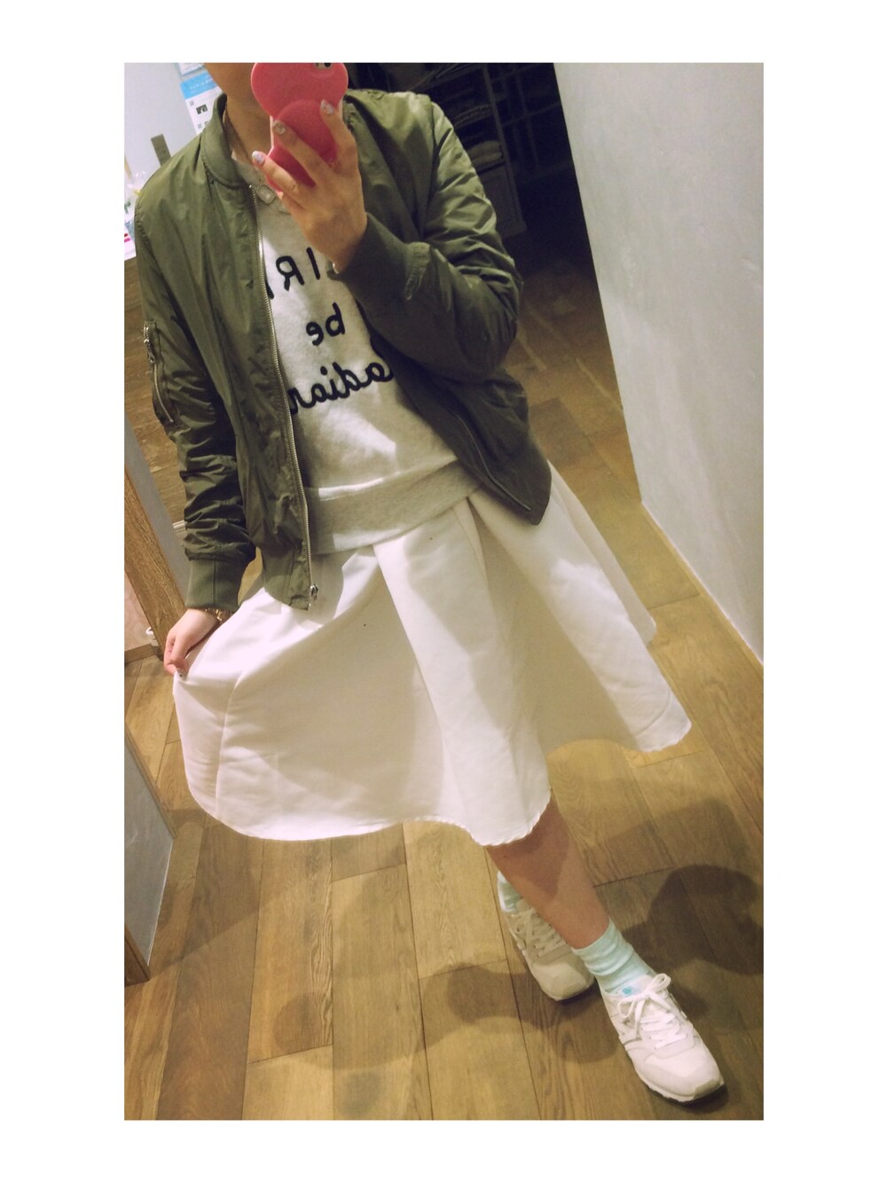 「MA-1、白スニーカー、New Balance、earth music&ecology、全身白コーデ  、カジュアルコーデ、着用服」｜「earth music&ecologyのMA-1ブルゾン（ジャケット/アウター、グリーン系）」を使った、まいまいさん（レディース・153cm）の冬コーディネートの1枚目の写真