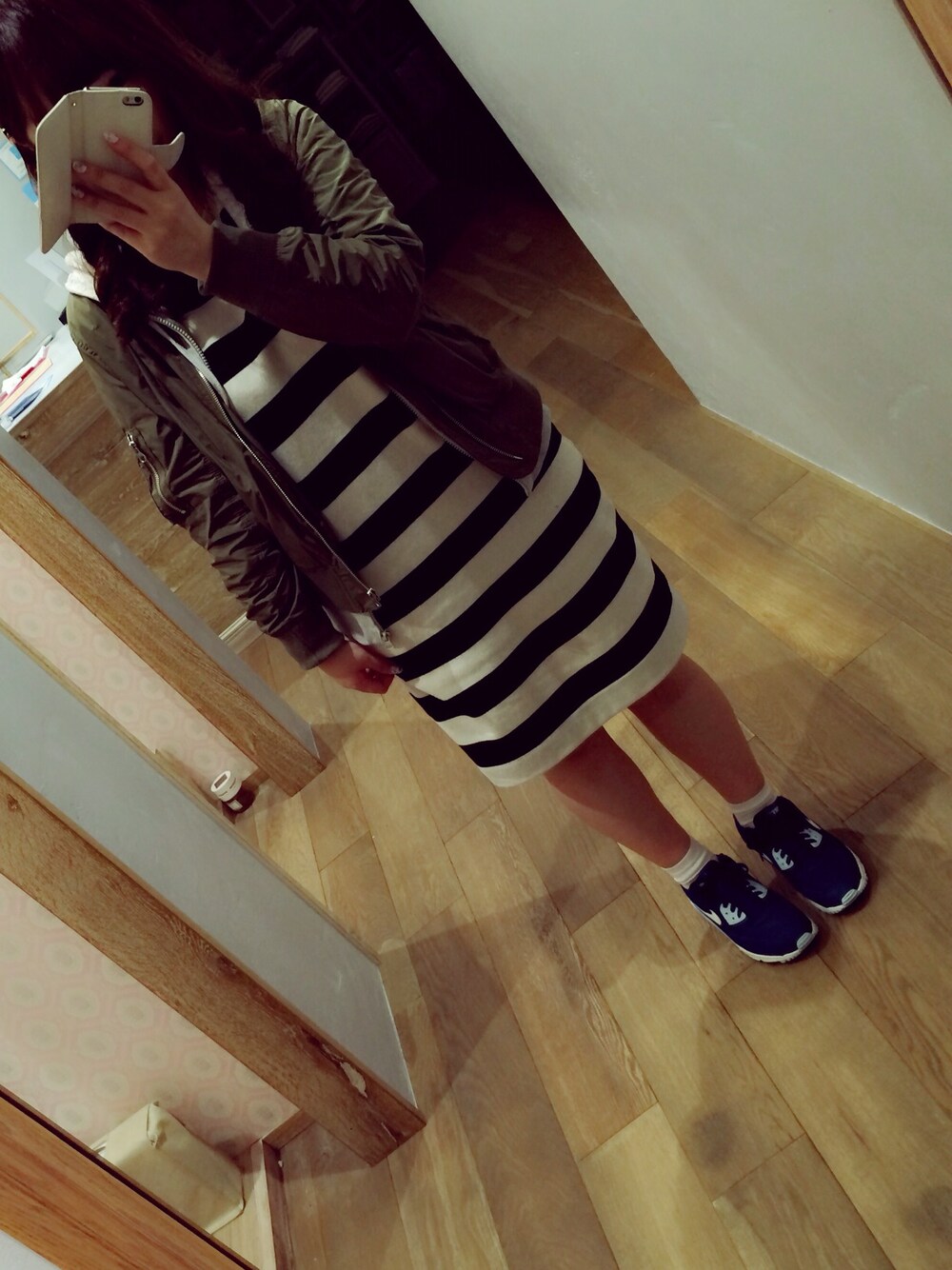 「MA-1、MA-1×パーカー、ボーダーワンピース、ラフコーデ、AIR MAX」｜「earth music&ecologyのMA-1ブルゾン（ジャケット/アウター、グリーン系）」を使った、まいまいさん（レディース・153cm）の春コーディネートの1枚目の写真