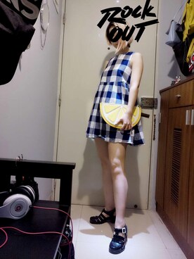 「MONKI（モンキ）のアイテム（クラッチバッグ）」を使った、YvonRannさん（レディース・163cm）の夏コーディネート