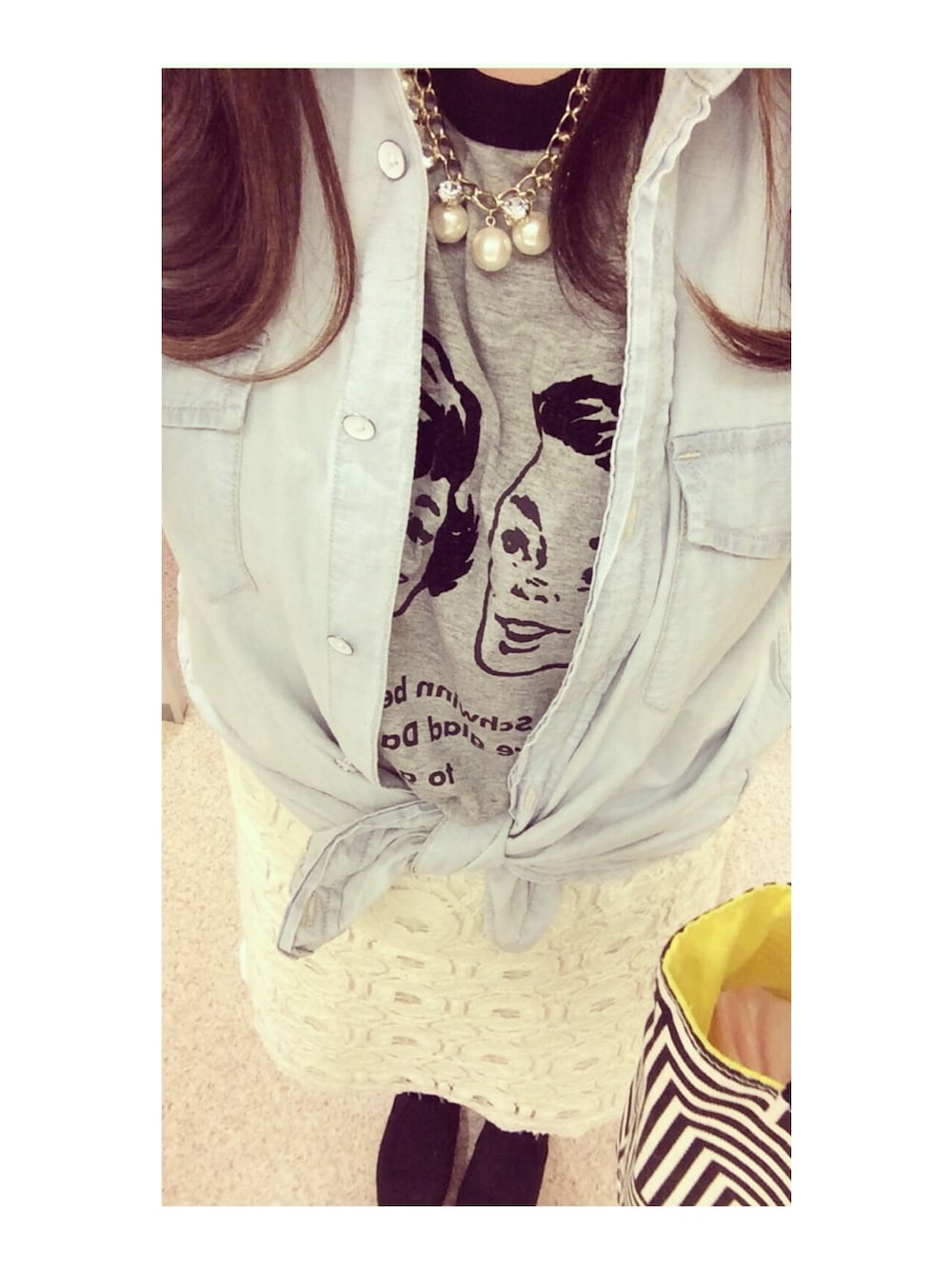 ブルー系のバックパック/リュック、グレー系のTシャツ/カットソー、ブラック系のソックス/靴下を着用したレディースの夏コーディネートの1枚目の写真